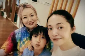 周笔畅去姚晨家里做客，除夕夜却吃外卖，屋内装饰超大圣诞树图片