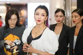 王蓉露脐装大秀好身材，42岁风韵犹存，无奈却被小肚子"抢镜"图片