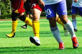 浅谈业余足球比赛中对足球鞋的要求图片