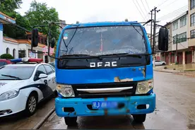 大雨中，前车尾板掉落砸中后车后竟"逃离"现场  民警还原真相图片