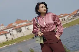 体重超60公斤的女人，尽量别乱穿，参考她的搭配细节，时髦极了图片