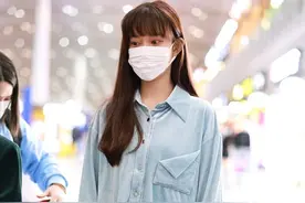 孟子义穿蓝色丝绒运动服套装，手提毛茸托特包温暖清新图片