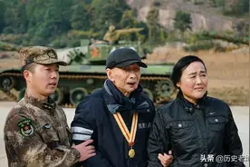 双目失明老人，家中翻出日军师团司令部印，军队调6辆坦克迎接图片