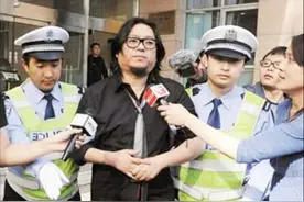 明星入狱境况悬殊：有人洗澡上厕所被“直播”，有人反倒混成大哥图片