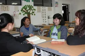 两次骨折两次考上大学 这名拄双拐重症女孩的大学路让人感动图片
