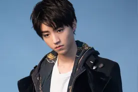 因病退出湖南跨年后，王俊凯机场首现身，行动缓慢需扶栏杆图片