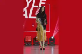范冰冰拿奖没走红毯，黑金流苏造型显壮，踩10厘米高跟仍显腿短图片