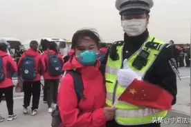 这对在机场相遇的宁夏兄妹，一个敬礼，一个鞠躬，网友直呼太骄傲！图片