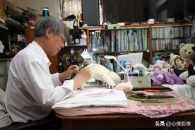上海退休大叔开了一家“娃娃医院”，免费给毛绒玩具做手术图片