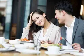 男生请女生吃饭，结果结账借她五百，次日，她收到微信，不生气了图片