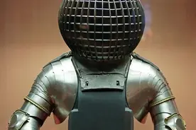 现代“脑洞大开”兵器：美国“鲨鱼臂刀”最霸道，利刃武装到牙齿图片