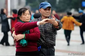 儿子拒绝赡养老父亲，周围邻居都叫好：他有钱，却给养的女人花了图片