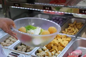 吃麻辣烫，只拿这6样菜的，老板气得直跺脚，服务员：这是真会吃图片