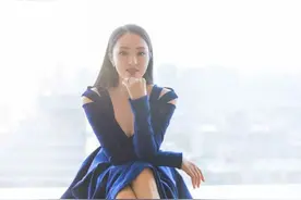 董璇和小男友感情稳定，小腹微凸时不时遮盖，肚子藏不住了？图片
