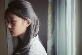 14岁黄多多穿露腰bra上热搜，引人争议：黄磊，不管管你女儿吗？图片