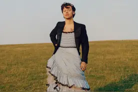 前美国顶级偶像男团成员热衷女装，还穿裙子上美国版vogue图片