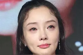 李小璐深夜落泪，夹住南瓜饼对镜头哭泣，状态令人感动图片