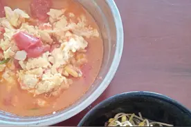 赚钱不多每天2个菜不错的生活，快餐吃着最爽图片