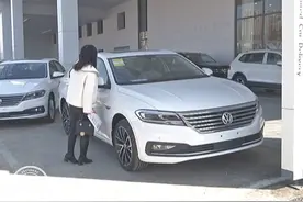 南昌女子在上汽4S店买车，说好的2021款，到手却变成2019款图片