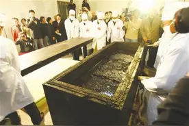 谢家桥一号墓发掘谜团：棺内无千年古尸，出现大量黑色棺液图片