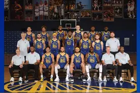 勇士官方晒全队合影！库里克莱C位领衔，汤神搞怪+榜眼拄拐太抢镜图片