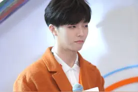 少年感！陈立农穿橙色西装阳光帅气，刘海发型青春减龄图片