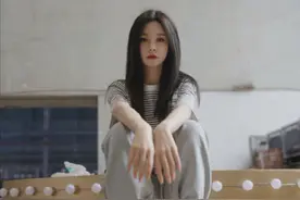 沈梦辰有多会穿？条纹T恤配束脚裤，裤脚塞进袜子却显得腿很长图片