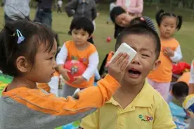 第一天上幼儿园“不哭”的孩子，资深幼师：往往来自这3种家庭图片