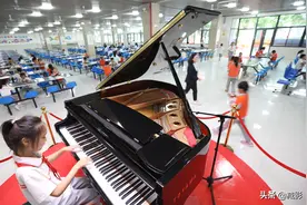 学校餐厅现钢琴，中午放学就餐可以弹奏，同学：听着钢琴曲很放松图片
