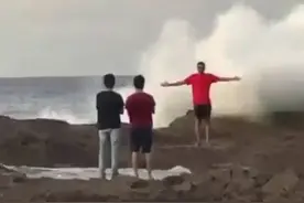 惊悚片！澳大利亚三人海边玩，路人正拍视频突然尖叫：少了个人图片