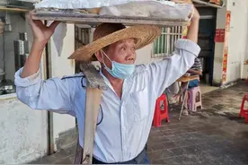 九旬阿公走街串巷卖叮咚糖60载 老海口的“甜蜜”记忆图片