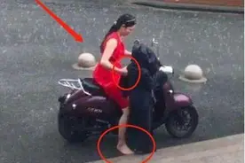 同是雨天接娃放学，妈妈和爸爸做法相差太大：确认过眼神，是亲爹图片