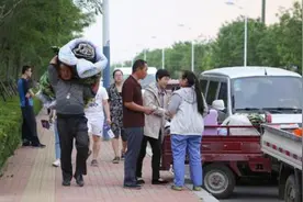 不要再用老旧的观念看待问题，父母接送高中生，并不是因为溺爱图片