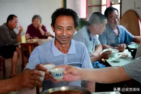山东人，如果说吃葱够狠，别忘了：他们喝酒更怪图片