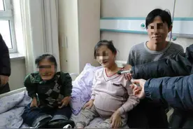 袖珍妈妈不顾劝阻，执意要生3胎，孕肚让人不敢正视：咋走路？图片