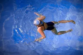 想要学习游泳？蛙泳是最好选择，既能减肥又练胸肌图片