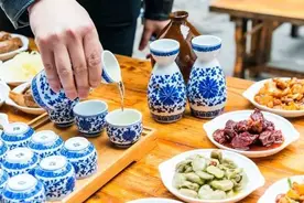 别小看江西人的酒量！拿啤酒漱口，叫拳全国第一，豪爽不输东北人图片