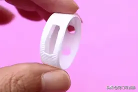 塑料瓶盖上戳2个洞，插2根筷子，宝宝轻松学会用筷子，一次就成功图片