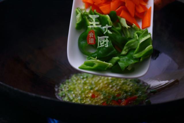清炒鲜蘑可以这样做，味道绝对有惊喜，简单又好吃，上桌就抢光