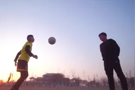 爱踢足球的小男孩伊克散图片