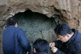 陕西小伙翻修老屋，无意发现“地下银行”，挖出3吨重钱币图片