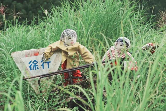 日本有个恐怖村庄，奶奶按照逝者原型做了300个人形，日夜陪自己