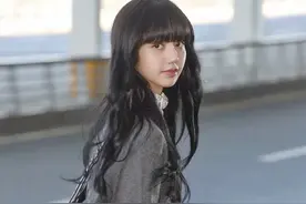人间芭比，穿灰色毛衣这么可爱的Lisa，你爱了吗？图片