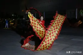 彩带舞龙团舞出属于自己的舞台图片
