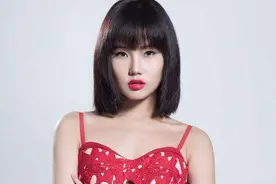 大家都听过黄龄的《痒》吧，现在在乘风破浪火了，内附与许嵩合影图片