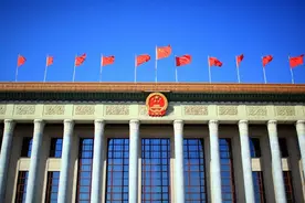 全国人大常委会关于修改《中华人民共和国国徽法》的决定图片