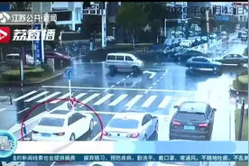 红灯时女司机转向挡道避让救护车 交警：这个违章不处罚图片
