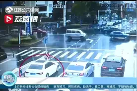 红灯时女司机转向挡道避让救护车 交警：这个违章不处罚图片