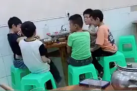 五个小学生“聚餐”火了，纯洁友谊令人羡慕，网友：朋友比我还多图片