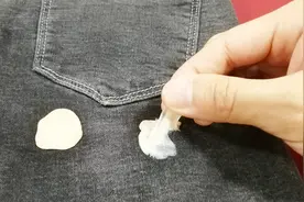口香糖粘裤子上不要用手抠，不然越抠越黏，教你一招正确清理方法